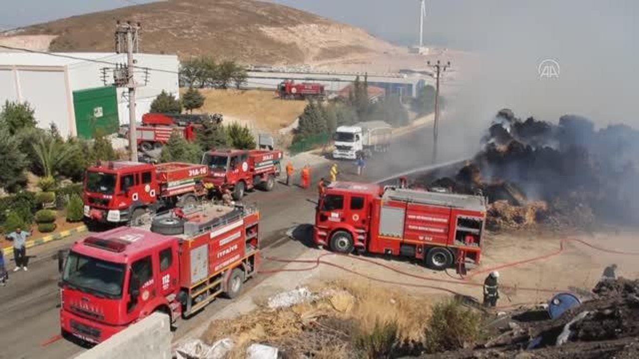 Mısır silajı balyalarının bulunduğu alanda çıkan yangına müdahale ediliyor