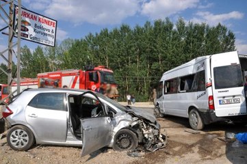 Son dakika haberleri... Yüksekova'da trafik kazası: 9 yaralı