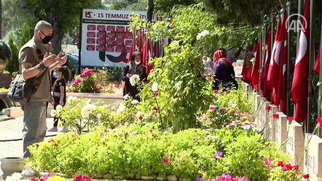 Şehitliklerde hüzünlü bayramlaşma