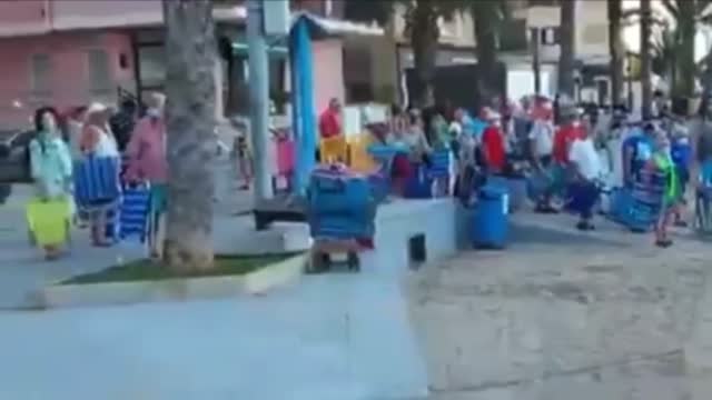 Coger sitio en la playa de Torrevieja es como ir a las rebajas