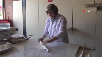 Hem bebek bakıp hem de coğrafi tescilli İncelek tatlısı yapıyorlar
