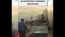 Polis aracın arkasına neden dokunuyor? İşte cevabı...