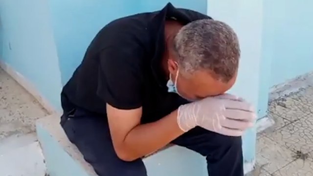 Flambée de Covid en Tunisie : les larmes d'un directeur d'hôpital, effondré par le manque d'oxygène