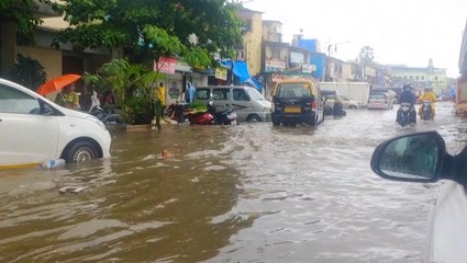 Télécharger la video: Heavy rain leaves Mumbai covered in flooding once again