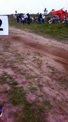 Hombre salva a niña de ser atropellada en una carrera de motos en Warnes
