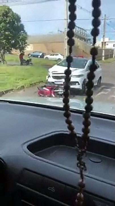 Acidente entre carro e moto deixa mulher ferida na avenida Goiânia, nesta tarde