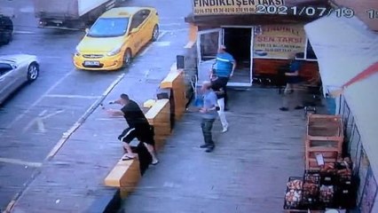 MALTEPE'DE FRENİ BOŞALAN KAMYONETİN KAZASI KAMERADA; 2 YARALI