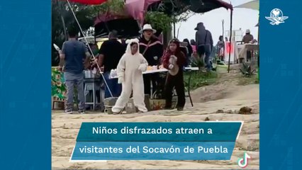 Niños bailando con disfraz de Spike y Spay, un atractivo más del socavón de Puebla