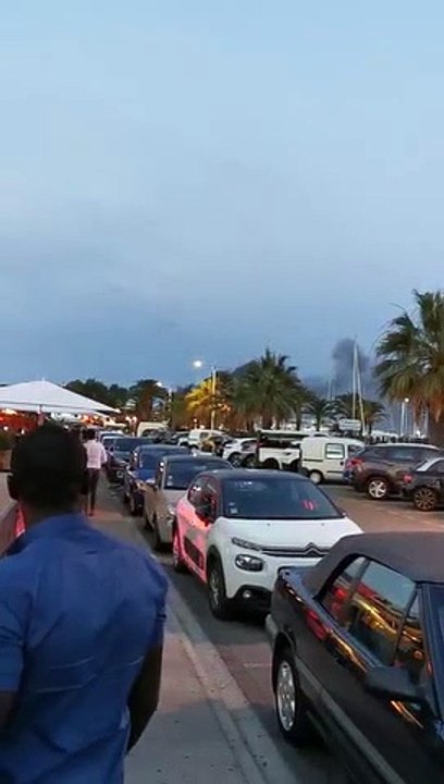 Une maison en feu sur le bord de mer de Saint-Laurent-du-Var