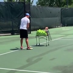 Il a trouvé mieux qu'un lanceur de balles de tennis...