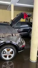 Ce concessionnaire Audi allemand filme son magasin après les inondations