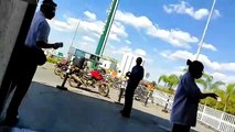 Empresário briga com motoboy que senta para carregar celular em shopping do DF