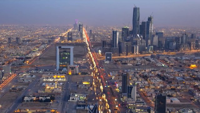 لقاءات مع ضيوف في مختلف المجالات الفنية والاجتماعية ضمن فعاليات العيد .. رافقونا الليلة في تغطية مسائية خاصة ومباشرة طيلة أيام عيد الأضحى المبارك الساعة 8 مساء على mbc1