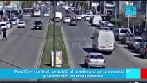 Perdió el control, se subió al boulevard de la avenida 44 y se estrelló en una columna