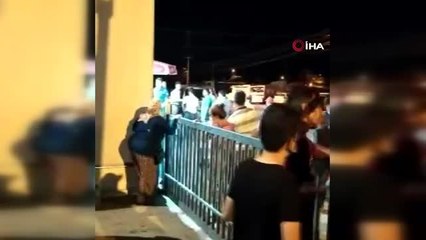 Satın aldıkları kurbanları götürmek için kapıların üzerinden atladılar