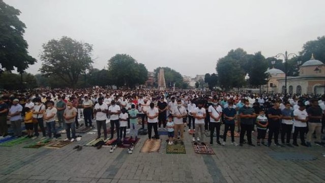 AYASOFYA CAMİİ'NDE BAYRAM NAMAZI KILINDI