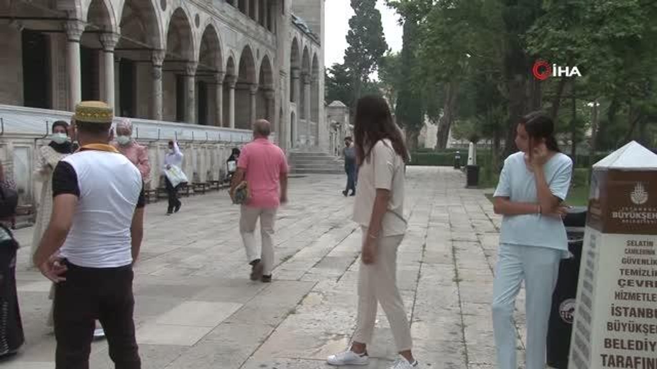 Süleymaniye Camii'nde binlerce vatandaşın katılımıyla bayram namazı kılındı