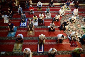 BURSA'DA MASKE VE SOSYAL MESAFELİ BAYRAM NAMAZI