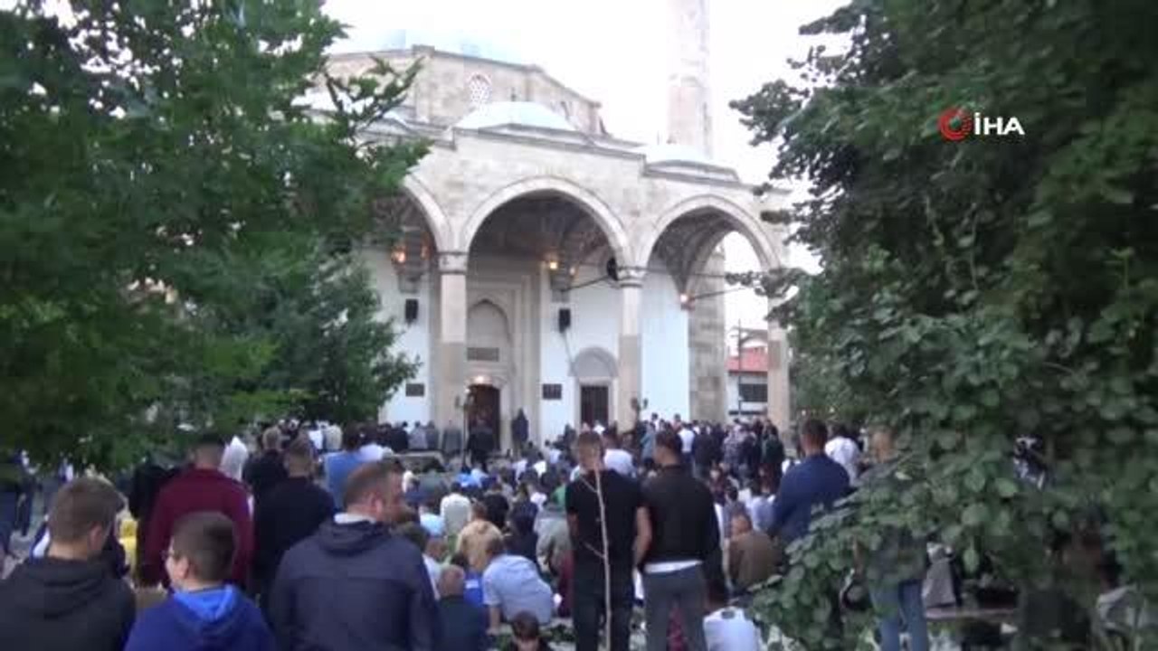 Kosova'da yüzlerce Müslüman Kurban Bayramı namazını kıldı