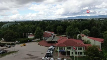 Sıcaktan bunalan Zoopark sakinlerine buzlu meyve kokteyli