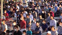 Binlerce kişi bayram namazı için Mevlana Meydanına akın etti