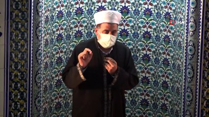 Uşak'ta sosyal mesafeli bayram namazı kılındı