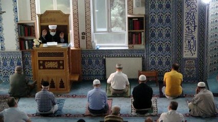 Uşak'ta sosyal mesafeli bayram namazı kılındı