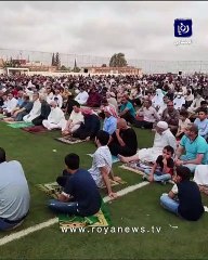 مواطنون يؤدون صلاة العيد في لواء الرمثا