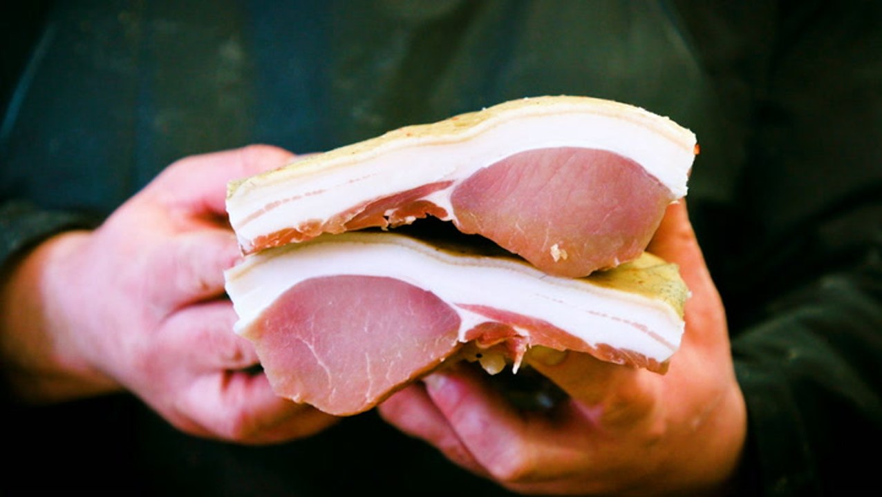 Here's how traditional English bacon is made - video Dailymotion
