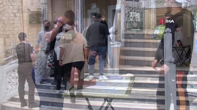 Berlin'de Müslümanlar Kurban Bayramı namazı için camilere akın etti