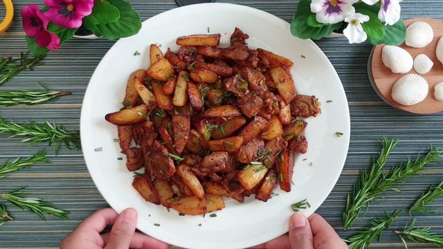 وصفة البطاطس بالزبدة والثوم | أسهل وألذ عشاء ليلي | مقلاة واحدة غنية بالنكهات الرائعة!