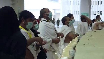 الحجاج يرمون جمرة العقبة الكبرى
