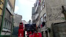 Beyoğlu'nda bir binada çıkan yangın söndürüldü