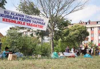 "Bu alanda kesim yasak" afişinin altında kurbanlarını kestiler