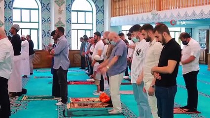 - İngiltere’nin başkenti Londra’da bayram namazı kılındı