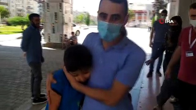 Babasına kurban kesmek için yardım eden çocuk elini kesti