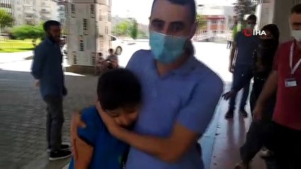 Babasına kurban kesmek için yardım eden çocuk elini kesti