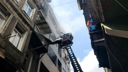 Beyoğlu'nda 5 katlı metruk binada yangın