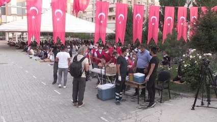 Vatandaşlar cami bahçelerine kurulan stantlarda aşı oldu