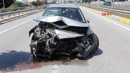 BARİYERLERE ÇARPAN OTOMOBİLDEKİ 4 KİŞİ YARALANDI