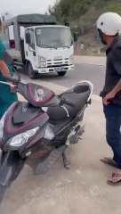 Nam công nhân ra ngoài mua bánh mì bị cho thôi việc