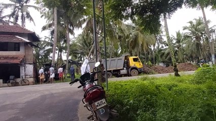 Bharat Benz 2823 Tipper Torres Mud Stuck | Helping Excovater Unloading Stone Load | Zubair Menothil