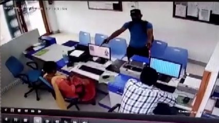 'गोल्ड लोन कैसे मिलेगा', पूछने के बाद बदमाश ने दोनों हाथों से तान दी बंदूक