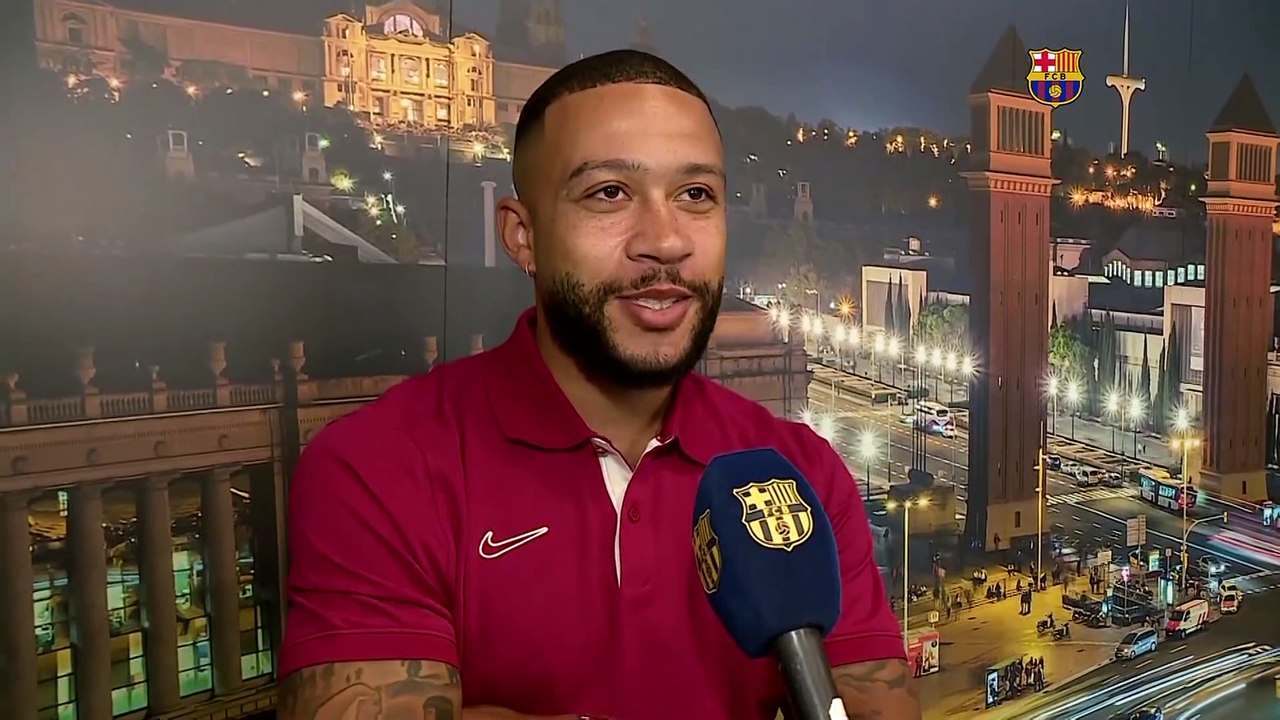 Memphis Depay arrives in Barcelona after transfer from Lyon is agreed