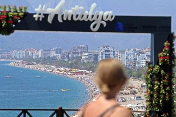 Antalya sahillerinde bayram yoğunluğu