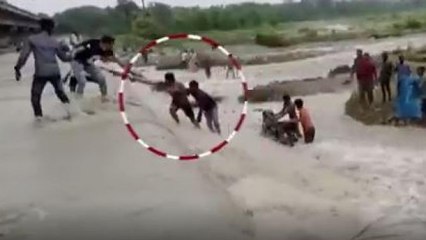 Uttarakhand Rain: Man swept away with bike in Ram Nagar