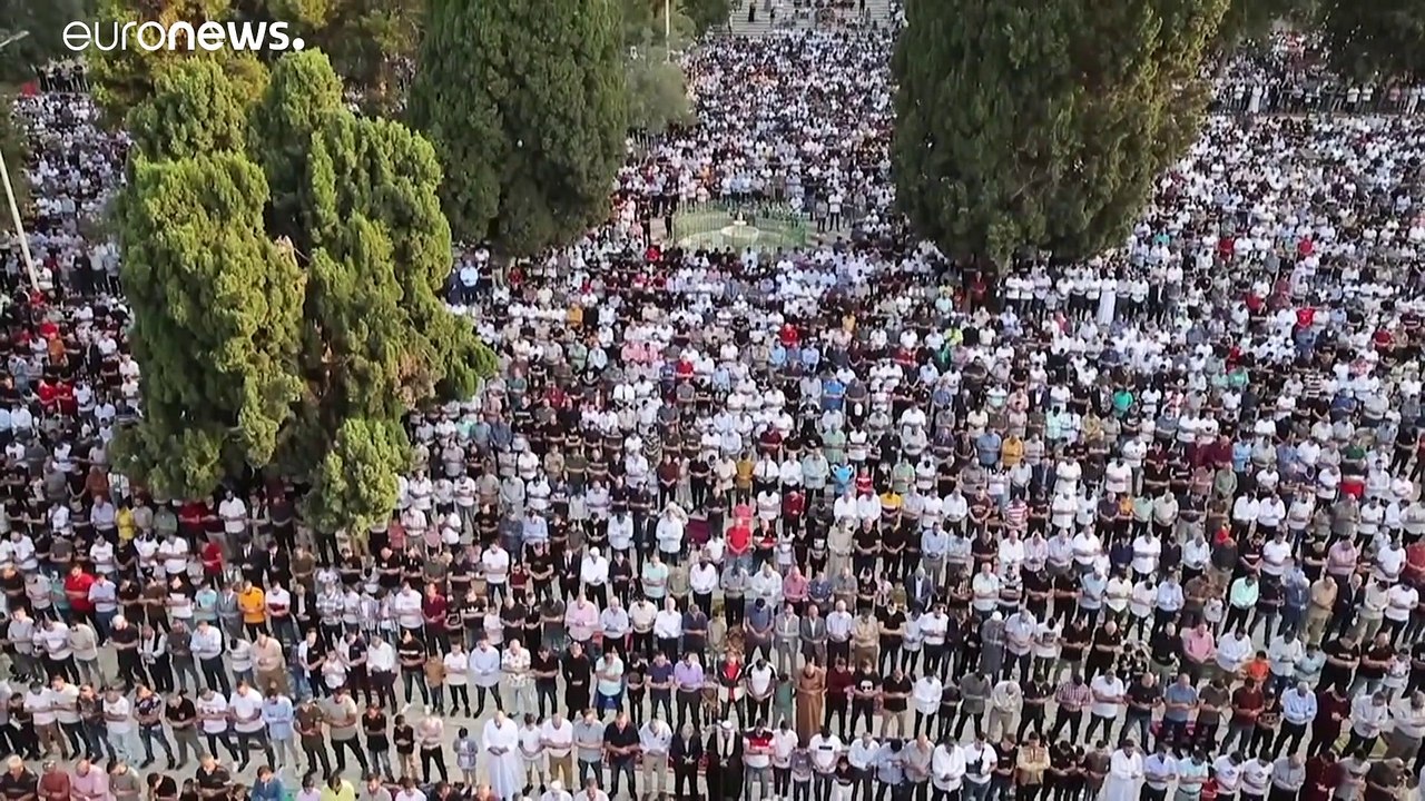 شاهد | المسلمون حول العام يحتفلون بأول أيام عيد الأضحى