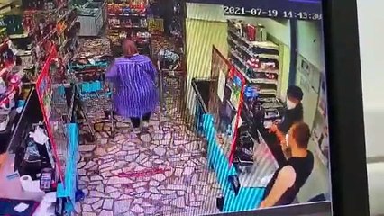 Kasiyere ''orkid'' dayağı! Kasiyeri ''karıma orkid diyemezsin'' deyip darp etti!