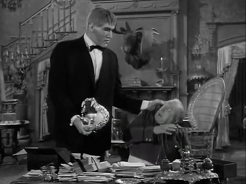 La Famiglia Addams 1-16 - Gli Addams alle prese con la spia (The Addams Family meet the undercover man, 08-01-65)