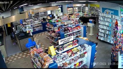 KÜÇÜKÇEKMECE'DE SAHİBİNİN ELİNDEN KAÇAN DANA MARKETE GİRDİ